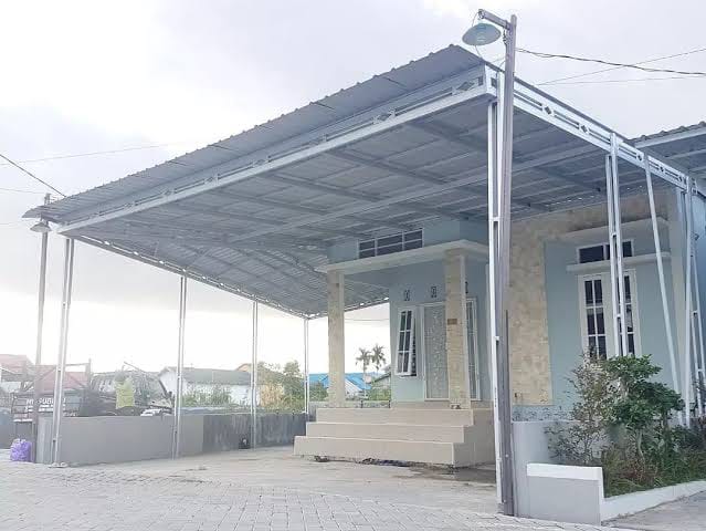 Canopy berangka baja ringan pada area depan rumah