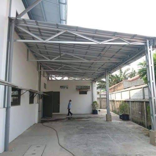Rangka canopy baja ringan dan penutup atap dilihat dari bawah