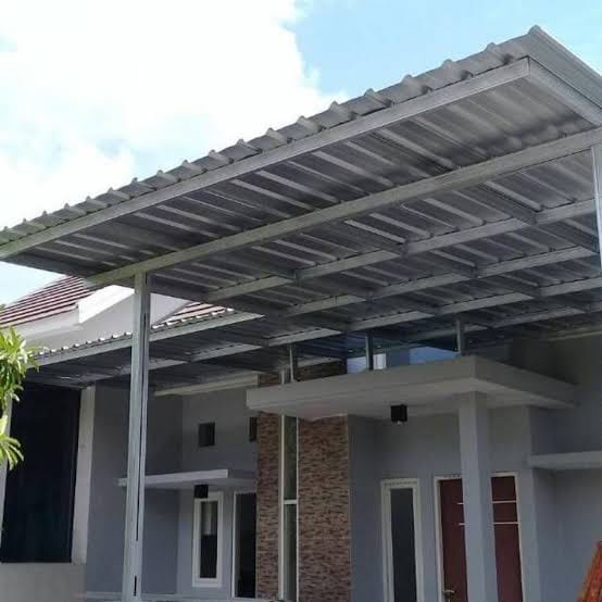 Canopy baja ringan dengan penyangga vertikal di depan rumah