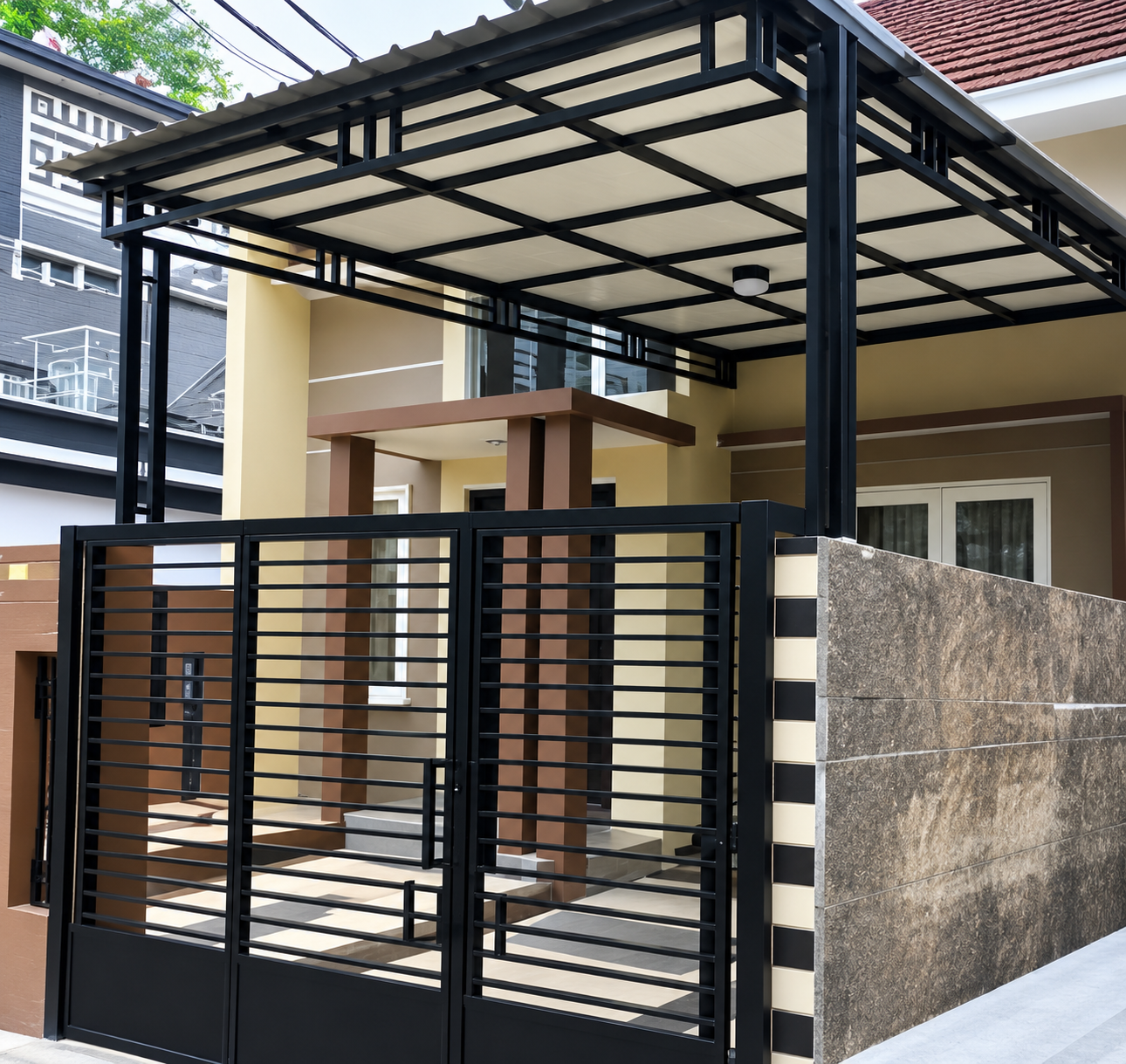 Rangka canopy hollow hitam dengan penutup atap terang di depan rumah